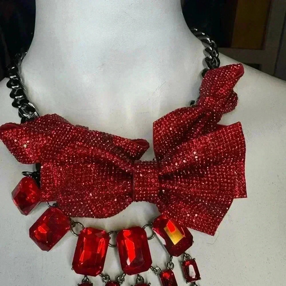 Betsy Johnson Christmas Holiday sparkly red pave crystals bows necklace. - Picture 6 of 10